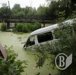 Як форсувати річку на… автомобілі ритуальних послуг? ФОТОінструкція Як форсувати річку на… автомобілі ритуальних послуг? ФОТОінструкція
