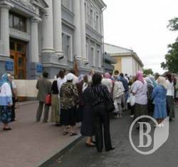 Чернігів: Віруючі УПЦ-МП пікетують міськраду Чернігів: Віруючі УПЦ-МП пікетують міськраду