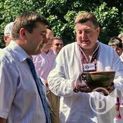Візьми ось. Не всуху ж квіти покладати! ФОТОрепортаж Візьми ось. Не всуху ж квіти покладати! ФОТОрепортаж
