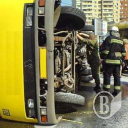 У Києві перекинувся автобус. ФОТОрепортаж У Києві перекинувся автобус. ФОТОрепортаж
