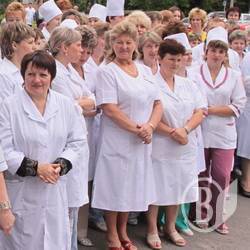Лише половина лікарів отримує зарплату більше тисячі гривень Лише половина лікарів отримує зарплату більше тисячі гривень