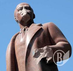 Побитий пам'ятник Леніну в Києві буде демонтований Побитий пам'ятник Леніну в Києві буде демонтований