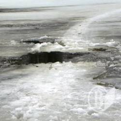 Водолази дістали чоловіка, що провалився п’яним під кригу на Десні Водолази дістали чоловіка, що провалився п’яним під кригу на Десні