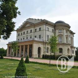 Під час Батуринського свята туристів з маленькими дітьми вигнали з палацу Розумовських. ФОТО Під час Батуринського свята туристів з маленькими дітьми вигнали з палацу Розумовських. ФОТО
