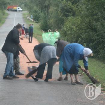 Посівна на дорозі з елементами «армянського комсомолу». ФОТО Посівна на дорозі з елементами «армянського комсомолу». ФОТО