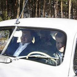 Янукович на кабріолеті «Побєда» поспішає у Чернігів Янукович на кабріолеті «Побєда» поспішає у Чернігів