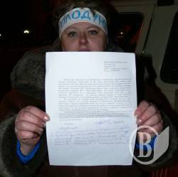 Жінка-підприємець, у якої забрали бізнес, обіцяє спалити себе в центрі Чернігова. ФОТО Жінка-підприємець, у якої забрали бізнес, обіцяє спалити себе в центрі Чернігова. ФОТО