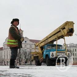 У Чернігові встановлюють новорічну ялинку. ФОТО У Чернігові встановлюють новорічну ялинку. ФОТО