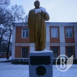 Чому на Чернігівщині досі бовваніють радянські вожді… з бетону? Чому на Чернігівщині досі бовваніють радянські вожді… з бетону?