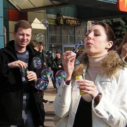 Флеш-моб Мільні бульки у Чернігові. ФОТОрепортаж Флеш-моб Мільні бульки у Чернігові. ФОТОрепортаж