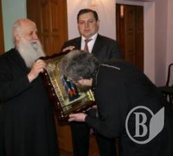 Керівник чернігівської міліції подарував унікальні ікони луганському храму Керівник чернігівської міліції подарував унікальні ікони луганському храму
