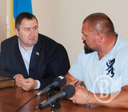 Василь Вірастюк та Анатолій Мирошниченко обговорили перспективи розвитку спорту на Чернігівщині Василь Вірастюк та Анатолій Мирошниченко обговорили перспективи розвитку спорту на Чернігівщині