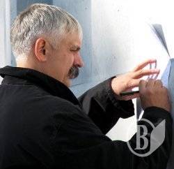 Вона сидить і він не гнеться Вона сидить і він не гнеться