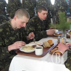 На Великдень усі солдати покуштують паску та крашанки На Великдень усі солдати покуштують паску та крашанки
