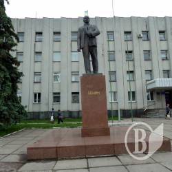 Куди похилився ніжинський Ленін або де ховають каналізацію разом з оплаченими послугами? (Фото) Куди похилився ніжинський Ленін або де ховають каналізацію разом з оплаченими послугами? (Фото)