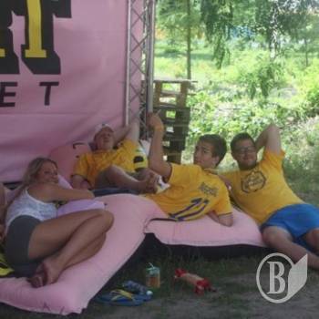 Шведські уболівальники: Ваші біо-туалети - це просто дірки у підлозі! (Фото) Шведські уболівальники: Ваші біо-туалети - це просто дірки у підлозі! (Фото)