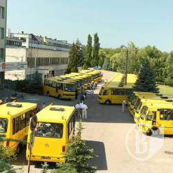 Губернатор вручив ключі від 37 новеньких шкільних автобусів (Фото) Губернатор вручив ключі від 37 новеньких шкільних автобусів (Фото)
