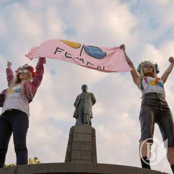 ФЕМЕН знову затримали у фан-зоні в Києві ФЕМЕН знову затримали у фан-зоні в Києві