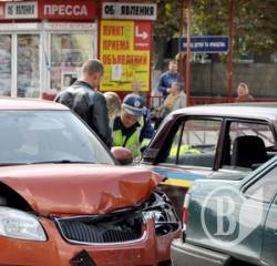 Брюнетка „поимела” міліцію в зад (фото) Брюнетка „поимела” міліцію в зад (фото)