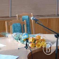 Меру Ніжина поклали букет жовтих троянд, мер подарував квіти Куровському (відео, фото) Меру Ніжина поклали букет жовтих троянд, мер подарував квіти Куровському (відео, фото)