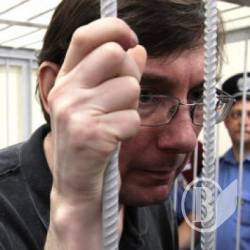 Луценко конвертує економіку Азарова в очікуванні операції Луценко конвертує економіку Азарова в очікуванні операції