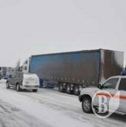 Працівники держслужби побили волонтерів, які безкоштовно витягували авто зі снігу Працівники держслужби побили волонтерів, які безкоштовно витягували авто зі снігу