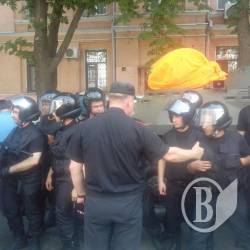 Цирк на дроті в Києві: Космонавти відбивали у людей БТР з морквою на борту Цирк на дроті в Києві: Космонавти відбивали у людей БТР з морквою на борту
