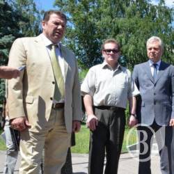 Інвалід Корнієнко отримав машину від Куніцина (фото) Інвалід Корнієнко отримав машину від Куніцина (фото)