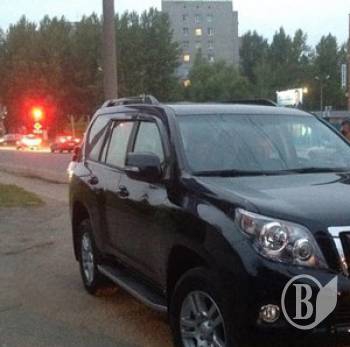Чорна судна ніч автомобілів і автобусів Чорна судна ніч автомобілів і автобусів