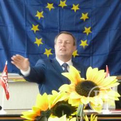 Хлопчики Глаби принесли Аверченку алкоголь. Для євроінтеграції Хлопчики Глаби принесли Аверченку алкоголь. Для євроінтеграції
