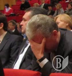 Мер Чернігова Соколов знайшовся на сесії облради - куняє після євромайданних переховувань Мер Чернігова Соколов знайшовся на сесії облради - куняє після євромайданних переховувань