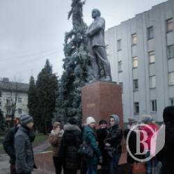 Гуляти так гуляти – ніжинського Леніна прибирають Гуляти так гуляти – ніжинського Леніна прибирають