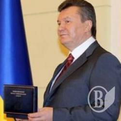 Сміх скрізь сльози – Президент роздає нагороди направо і наліво Сміх скрізь сльози – Президент роздає нагороди направо і наліво