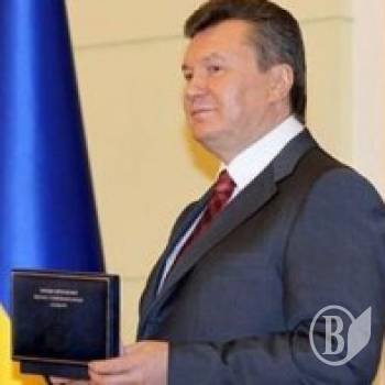 Сміх скрізь сльози – Президент роздає нагороди направо і наліво Сміх скрізь сльози – Президент роздає нагороди направо і наліво