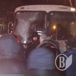Як жінки автобус міліції тримали, щоб на Київ не їхав Як жінки автобус міліції тримали, щоб на Київ не їхав
