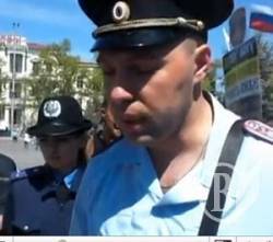 Раш-демократія в Севастополі : Поліцейські з Москви розігнали мітинг проти корупції Раш-демократія в Севастополі : Поліцейські з Москви розігнали мітинг проти корупції