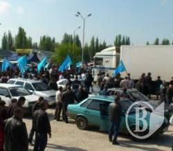 Кримські татари прорвали кордон російського спецназу і йдуть до кордону Кримські татари прорвали кордон російського спецназу і йдуть до кордону