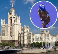 Вночі у центрі Москви перефарбували зірку в синьо-жовтий колір і вивісили прапор України - фото Вночі у центрі Москви перефарбували зірку в синьо-жовтий колір і вивісили прапор України - фото