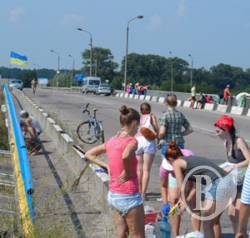 «Батьківщина» в Козельці пофарбувала 180 метровий міст - фото «Батьківщина» в Козельці пофарбувала 180 метровий міст - фото