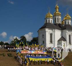 Державний прапор розгорнули біля Катерининської церкви – фото, відео Державний прапор розгорнули біля Катерининської церкви – фото, відео