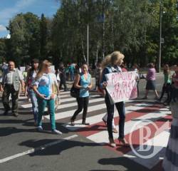 Чернігівці перекрили рух транспорту на проспекті, вимагаючи ротації бійців АТО – фото, відео Чернігівці перекрили рух транспорту на проспекті, вимагаючи ротації бійців АТО – фото, відео