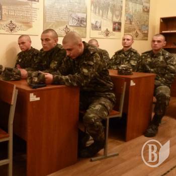 Як і чому солдати масово залишили військову частину у Чернігові - відео Як і чому солдати масово залишили військову частину у Чернігові - відео