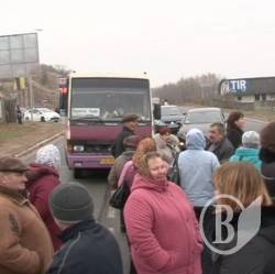 У Новоселівці селяни знову перекрили міжнародну трасу через пасовища - ВІДЕО У Новоселівці селяни знову перекрили міжнародну трасу через пасовища - ВІДЕО