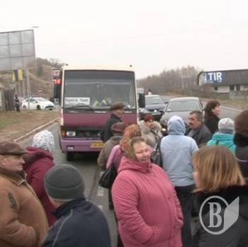 У Новоселівці селяни знову перекрили міжнародну трасу через пасовища - ВІДЕО У Новоселівці селяни знову перекрили міжнародну трасу через пасовища - ВІДЕО