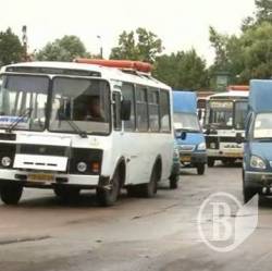 Водій 35-го маршруту нищить газони, начальство покриває злочин Водій 35-го маршруту нищить газони, начальство покриває злочин
