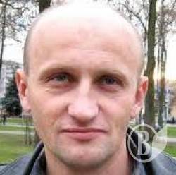У Гомелі затримали опозиційного журналіста за матеріал про Алею героїв. Він оголосив голодування. У Гомелі затримали опозиційного журналіста за матеріал про Алею героїв. Він оголосив голодування.