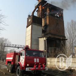 Шість пожежних бригад врятували 20-метровий техбудинок Шість пожежних бригад врятували 20-метровий техбудинок