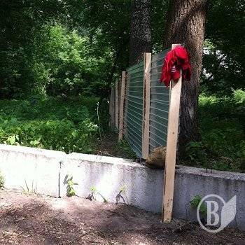 На Кордівці корчують дерева і встановлюють паркан На Кордівці корчують дерева і встановлюють паркан