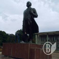 У Новгороді-Сіверському причепурили... Леніна У Новгороді-Сіверському причепурили... Леніна