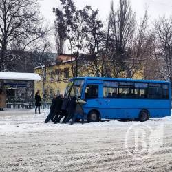 Рятувальники допомагають водіям автівок, що застрягли на автодорогах Рятувальники допомагають водіям автівок, що застрягли на автодорогах